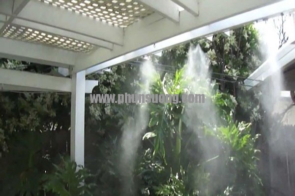 Hê thống phun sương Hawin được sử dụng để làm mát sân vườn